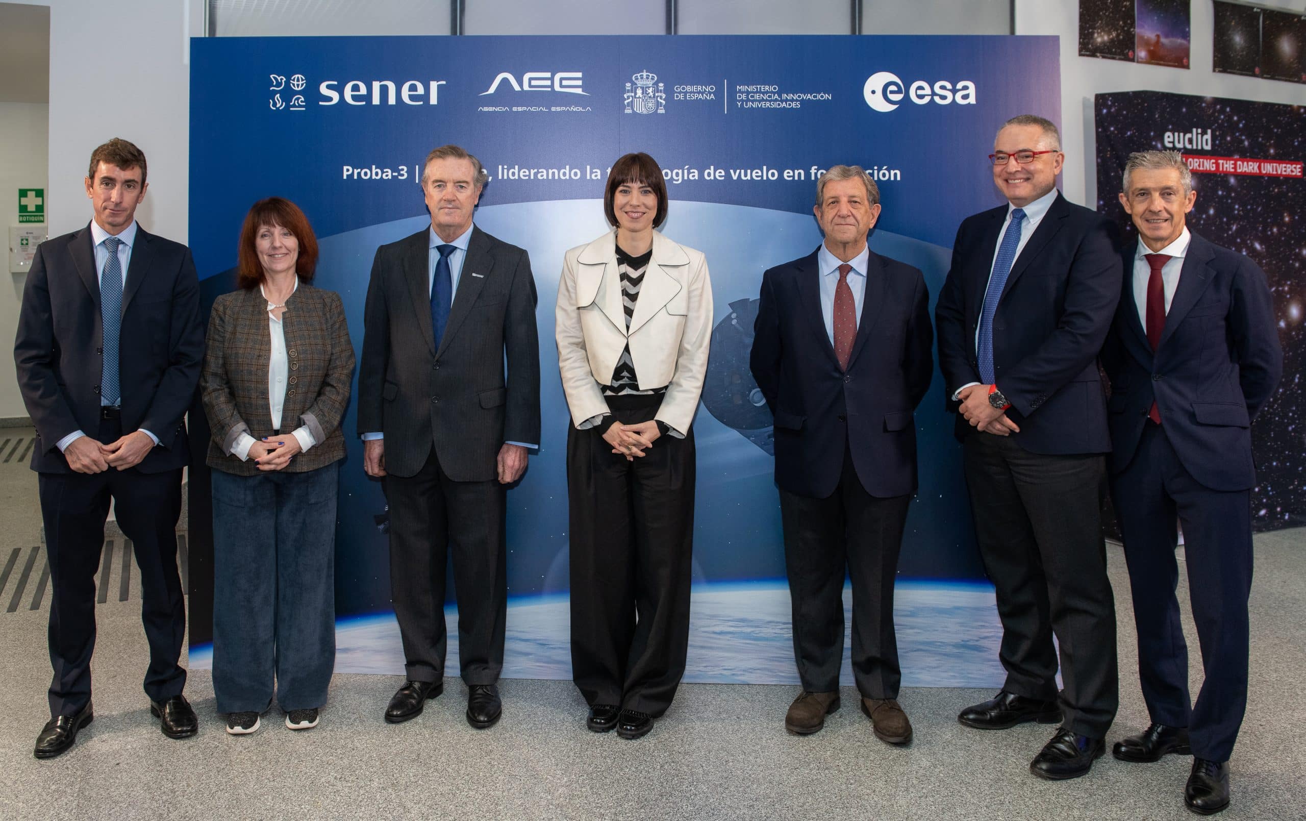 Desde la izquierda: Jorge Sendagorta, CEO de Sener; Carole Mundell, directora de Ciencia de la ESA y directora de ESAC; Andrés Sendagorta, presidente de Sener; Diana Morant, ministra de Ciencia, Innovación y Universidades; Luis Manuel Partida, alcalde de Villanueva de la Cañada; Juan Carlos Cortés, director de la AEE; y José Julián Echevarría, director general de Aeroespacial y Defensa en Sener.